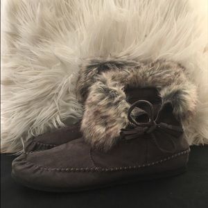 Madden Girl Grey Moccasins w Faux Fur, Size 8